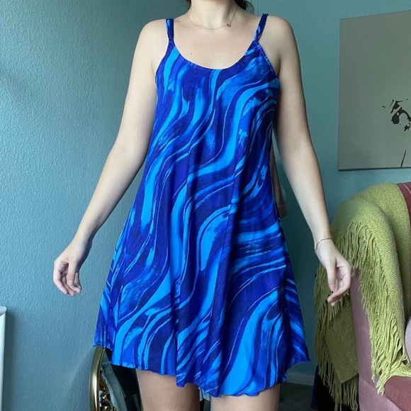 the cutest spaghetti strap slip dress with retro blue wavy pattern - Picture 4 of 4